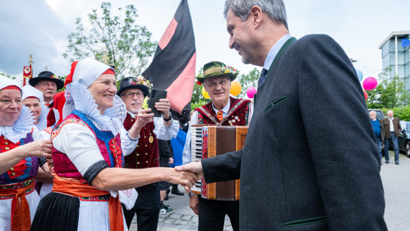 Beim Sudetendeutschen Tag kommt Ministerpräsident Dr. Markus Söder mit den Teilnehmerinnen und Teilnehmern ins Gespräch.
