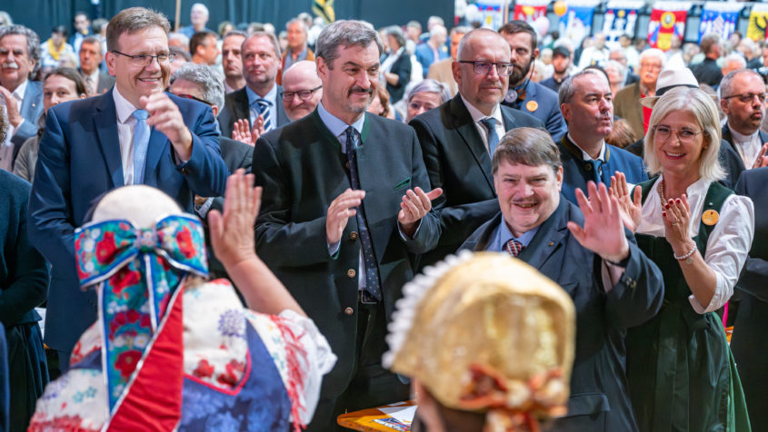 Am Sudetendeutschen Tag nehmen neben Ministerpräsident Dr. Markus Söder (2. von links) unter anderem auch Wirtschaftsminister Hubert Aiwanger (2. von rechts), Familienministerin Ulrike Scharf (rechts) und der Sprecher der Sudetendeutschen Volksgruppe und Bundesvorsitzende der Sudetendeutschen Landsmannschaft, Bernd Posselt (3. von rechts), teil.