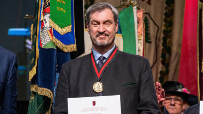 Beim Sudetendeutschen Tag in Regensburg erhält Ministerpräsident Dr. Markus Söder den Europäischen Karlspreis der Sudetendeutschen Landsmannschaft.