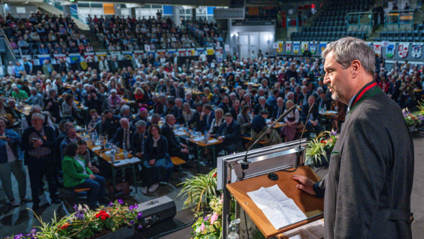 Ministerpräsident Dr. Markus Söder: "Die Sudetendeutschen sind Brückenbauer für Frieden und Versöhnung in Europa. Sie sind unser vierter Stamm in Bayern. Die Vertriebenen kamen mit Nichts und haben durch die Lebensleistung einer ganzen Generation unser Land mit aufgebaut. Wir verdanken ihnen, dass Bayern heute so stark ist."