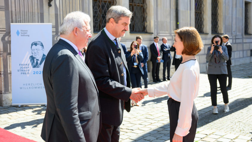 Vor der Münchner Residenz wird die Staatspräsidentin der Republik Moldau, Maia Sandu (rechts), von Ministerpräsident Dr. Markus Söder (Mitte) und dem erste Vorsitzende der Hanns-Seidel-Stiftung, Markus Ferber (links), empfangen.