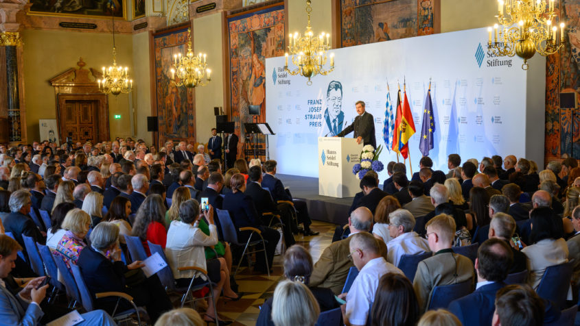 Ministerpräsident Dr. Markus Söder hält bei der Verleihung des Franz Josef Strauß-Preises 2025 an Moldaus Staatspräsidentin Maia Sandu eine Rede.