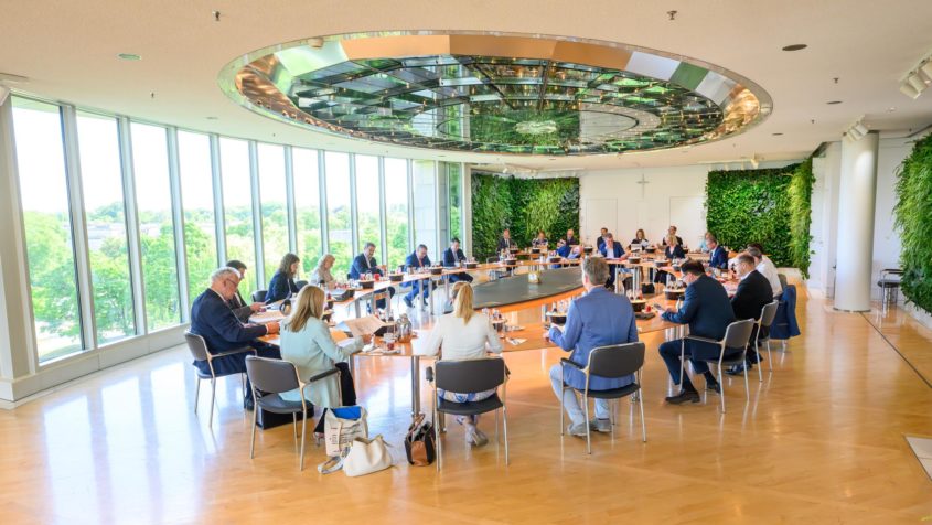 Die Kabinettssitzung findet im Ministerratssaal der Bayerischen Staatskanzlei statt.