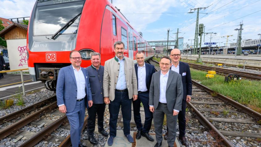 Gruppenbild (v.l.n.r.): Der Münchner Stadtrat Manuel Pretzl, Verkehrsminister Christian Bernreiter, Ministerpräsident Dr. Markus Söder, der Vorstand Infrastruktur bei der Deutschen Bahn AG, Berthold Huber, MdB Ulrich Lange und der Vorsitzende der Geschäftsleitung der S-Bahn München, Heiko Büttner.