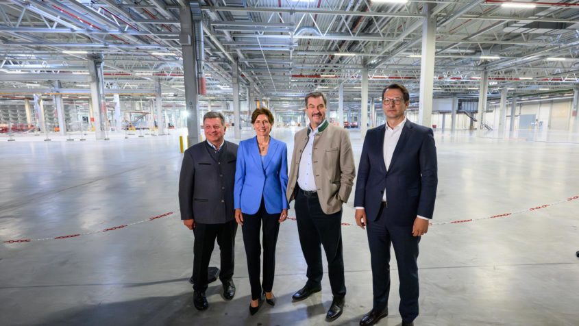 Verkehrsminister Christian Bernreiter (links) und Ministerpräsident Dr. Markus Söder (2. von rechts) mit den Mitgliedern des Vorstands der BMW AG, llka Horstmeier (2. von links) und Dr.-lng. Milan Nedeljkovic (rechts) im BMW-Montagewerk für Hochvoltbatterien Irlbach-Straßkirchen.