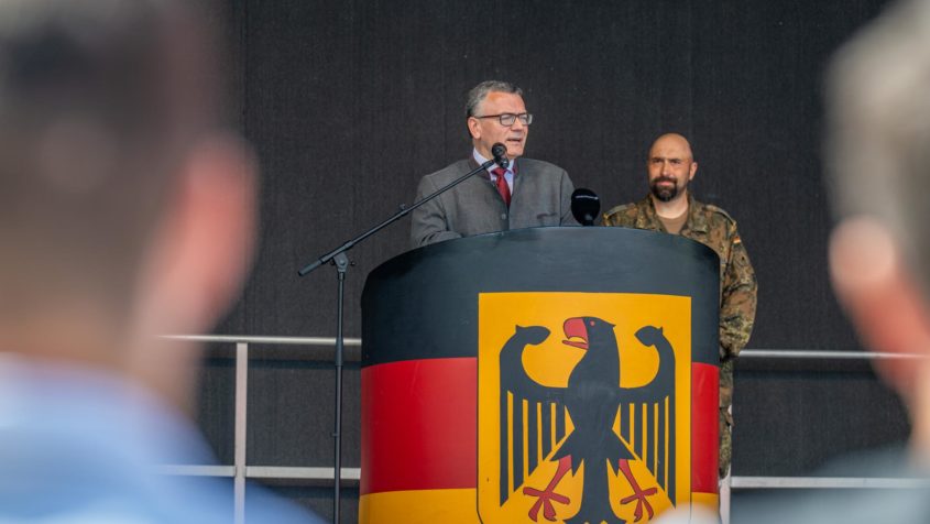 Anlässlich des Tages der Bundeswehr ist Staatsminister Dr. Florian Herrmann beim Aufklärungsbataillon 8 in Freyung zu Gast.