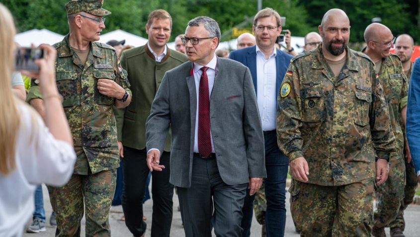 "Das Aufklärungsbataillon 8 in Freyung öffnet heute seine Tore für die Öffentlichkeit. Eine gute Gelegenheit, um Danke zu sagen – an alle Soldatinnen und Soldaten, die tagtäglich für unsere Freiheit und Sicherheit einstehen . Die Bundeswehr gehört in die Mitte der Gesellschaft. Ihr Platz ist dort, wo demokratische Werte geschützt und verteidigt werden. Ein herzlicher Dank gilt allen, die diesen spannenden Tag ermöglicht haben." - Staatsminister Dr. Florian Herrmann.