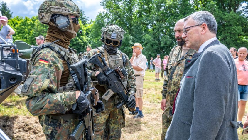 Staatsminister Dr. Florian Herrmann im Gespräch mit Soldaten des Aufklärungsbataillons 8.