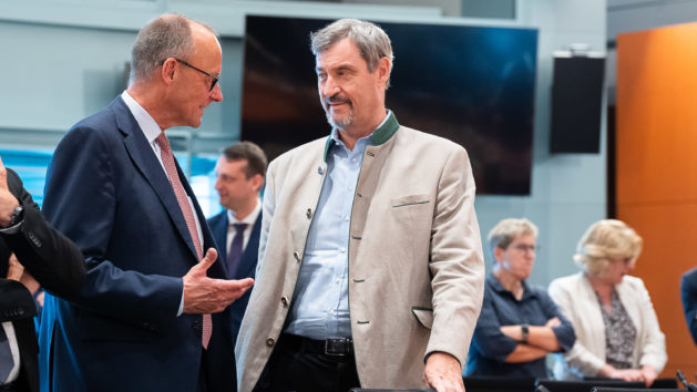 Ministerpräsident Dr. Markus Söder (rechts) im Gespräch mit Bundeskanzler Friedrich Merz (links) während der Ministerpräsidentenkonferenz im Bundeskanzleramt in Berlin. © Bundesregierung / Steffen Kugler