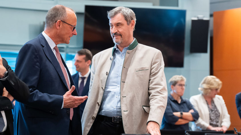 Ministerpräsident Dr. Markus Söder (rechts) im Gespräch mit Bundeskanzler Friedrich Merz (links) während der Ministerpräsidentenkonferenz im Bundeskanzleramt in Berlin. © Bundesregierung / Steffen Kugler