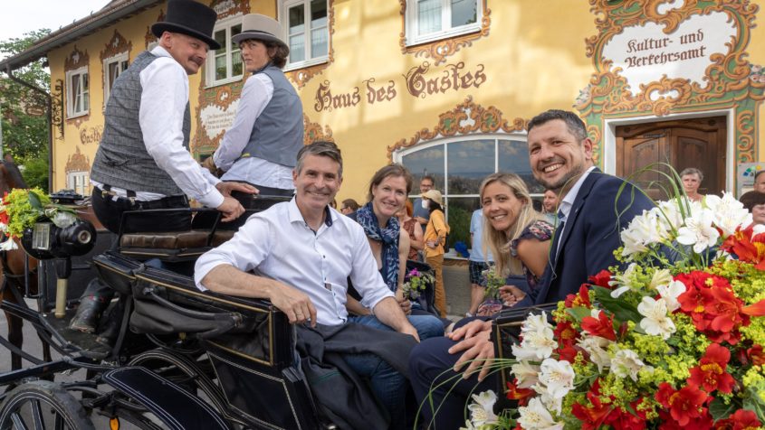 Kutschfahrt durch Altusried: Europaminister Eric Beißwenger (links) und der 1. Bürgermeister des Marktes Altusried, Max Boneberger (rechts).