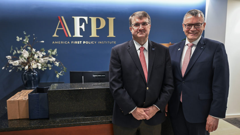 Der Co-Chair des Center for American Security bei American First Policy Institute (AFPI), Robert Wilkie (links), und Staatsminister Dr. Florian Herrmann (rechts).