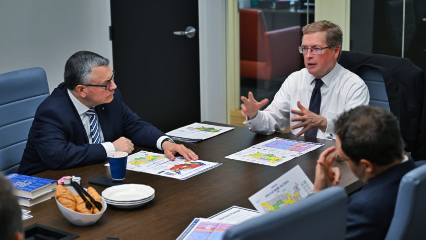 Staatsminister Dr. Florian Herrmann (links) im Gespräch mit dem Präsidenten der Americans for Tax Reform (ATR), Grover Norquist (rechts).