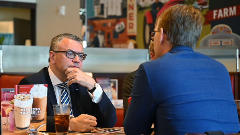 Staatsminister Dr. Florian Herrmann zum Gespräch mit dem US-Korrespondenten der Wirtschaftswoche, Julian Heissler: "Seine Einschätzungen und Erfahrungen geben wertvolle Einblicke in die politische Stimmungslage in den USA und die Sicht der US-Amerikaner auf Deutschland und die transatlantischen Beziehungen. Danke für den offenen Austausch und die wichtige journalistische Arbeit vor Ort!"