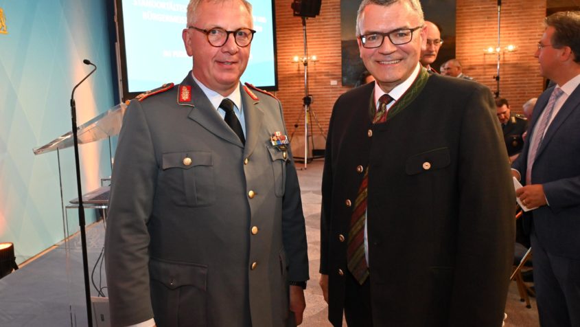 250626_Tagung mit Kommandeuren, Standortältesten und Oberbürgermeistern_FR-1 Der Kommandeur der Heimatschutzdivision der Bundeswehr, Generalmajor Andreas Henne (links), und Staatsminister Dr. Florian Herrmann (rechts) bei der Tagung mit Kommandeuren, Standortältesten und Bürgermeistern bayerischer Bundeswehrstandorte im Prinz-Carl-Palais.