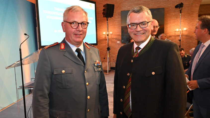 Der Kommandeur der Heimatschutzdivision der Bundeswehr, Generalmajor Andreas Henne (links), und Staatsminister Dr. Florian Herrmann (rechts) bei der Tagung mit Kommandeuren, Standortältesten und Bürgermeistern bayerischer Bundeswehrstandorte im Prinz-Carl-Palais.