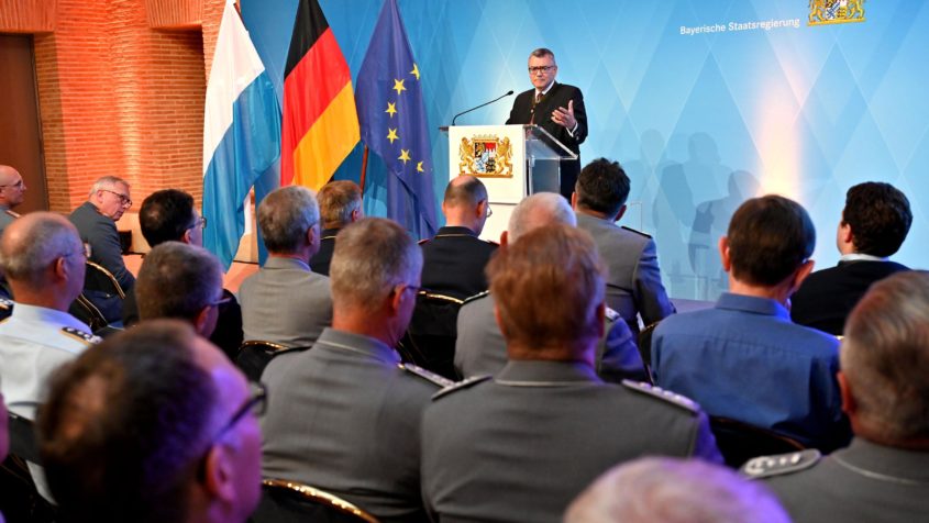 250626_Tagung mit Kommandeuren, Standortältesten und Oberbürgermeistern_FR-3 Staatsminister Dr. Florian Herrmann: