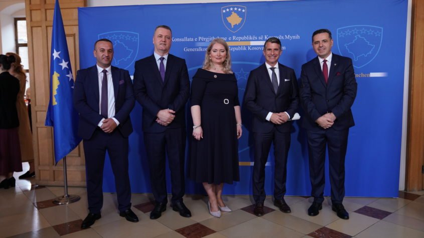 Gruppenbild mit Europaminister Eric Beißwenger (2. von rechts), dem kosovarischen Generalkonsul Afrim Nura (rechts) und weiteren Gästen. © Blerim Gjinovci / Generalkonsulat der Republik Kosovo