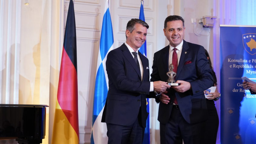 Europaminister Eric Beißwenger (links) und der Generalkonsul der Republik Kosova, Afrim Nura (rechts), beim Empfang anlässlich des 10-jährigen Jubiläums des Generalkonsulats der Republik Kosovo in München und 26. Jahrestags der Befreiung von Kosovo. © Blerim Gjinovci / Generalkonsulat der Republik Kosovo