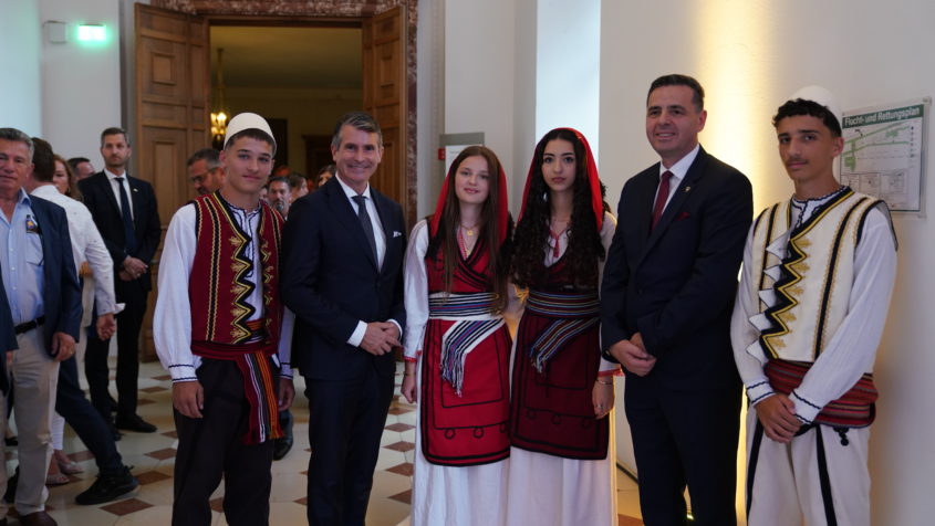 Europaminister Eric Beißwenger (2. von links) und der kosovarische Generalkonsul Afrim Nura (2. von rechts) mit Gästen in kosovarischer Tracht. © Blerim Gjinovci / Generalkonsulat der Republik Kosovo