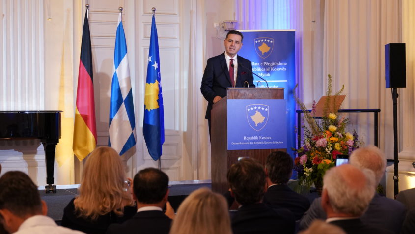 Der Generalkonsul der Republik Kosovo, Afrim Nura, begrüßt die Gäste zum Empfang in der Residenz München. © Blerim Gjinovci / Generalkonsulat der Republik Kosovo