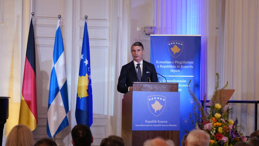 Europaminister Eric Beißwenger hält eine Rede. © Blerim Gjinovci / Generalkonsulat der Republik Kosovo