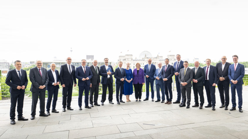 Gruppenbild mit Bundeskanzler Friedrich Merz, dem Chef des Bundeskanzleramtes, Thorsten Frei, und allen Ministerpräsidentinnen und Ministerpräsidenten der Bundesländer. © Bundesregierung / Guido Bergmann