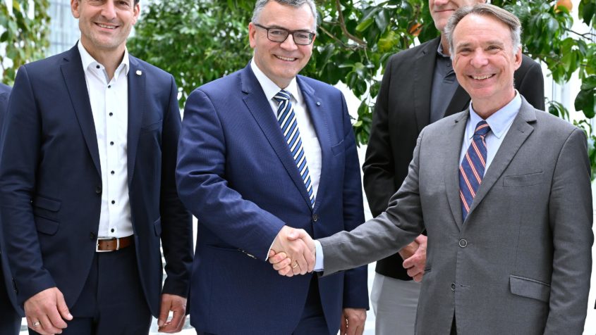 In der Staatskanzlei begrüßt Staatsminister Dr. Florian Herrmann (2. von rechts) unter anderen den CEO von Transmutex, Franklin Servan-Schreiber (rechts), den Innovation Manager bei SPRIN-D, Olav Carlsen (2. von rechts), und MdB Alexander Engelhard (links)