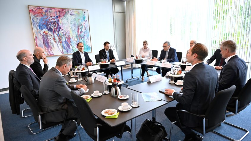 Staatsminister Dr. Florian Herrmann im Gespräch mit den Vertretern von Transmutex, RWE und SPRIN-D.