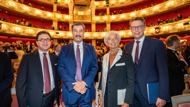 Der Staatsintendant der Bayerischen Staatsoper, Serge Dorny, Ministerpräsident Dr. Markus Söder, die Präsidentin der Europäischen Zentralbank, Christine Lagarde, und Wissenschaftsminister Markus Blume (v.l.n.r.) beim Eröffnungsfestakt der 150. Münchner Opernfestspiele.