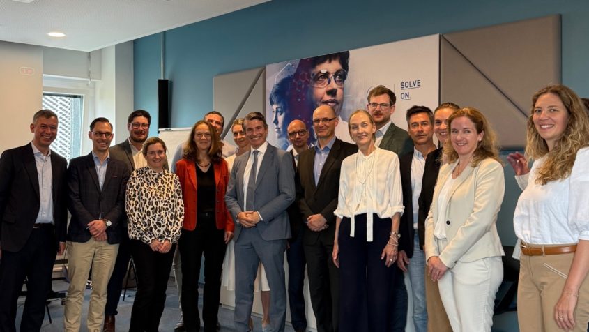 Gruppenbild mit Europaminister Eric Beißwenger und Mitgliedern der Pharmainitiative Bayern.