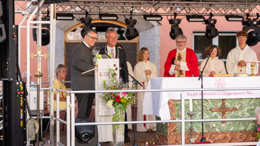 "Ihr Beitrag macht dieses Fest erst möglich – und zeigt eindrucksvoll, was Ehrenamt in Bayern leistet. Ihr Engagement ist das Fundament für ein starkes Miteinander und eine lebendige Heimat." - Staatsminister Dr. Florian Herrmann. © Michael Reschke / Markt Langquaid