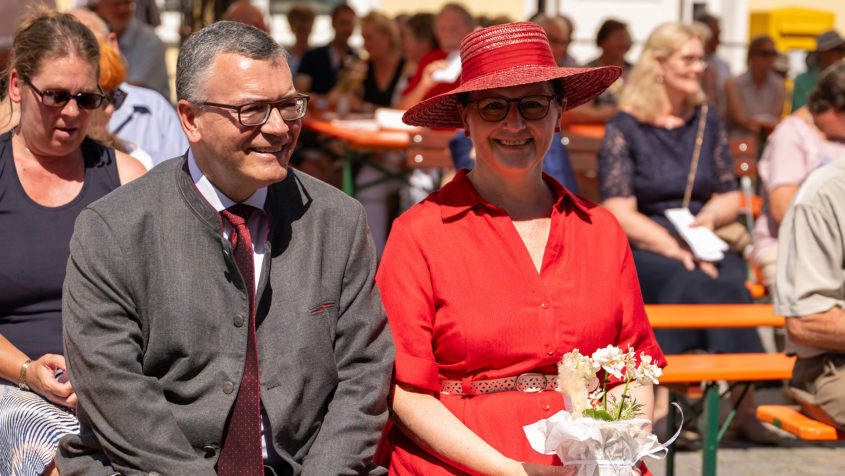 Staatsminister Dr. Florian Herrmann und Renate Thalhammer-Herrmann besuchen das Bürgerfest in Langquaid. © Michael Reschke / Markt Langquaid