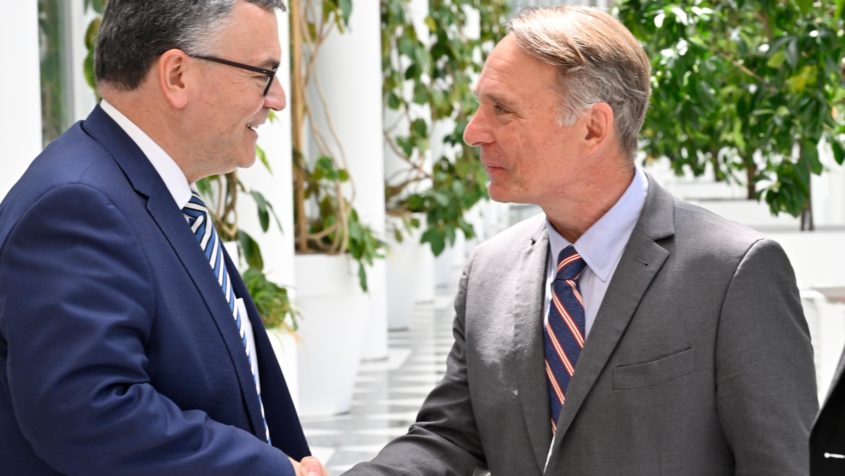 Der CEO von Transmutex, Franklin Servan-Schreiber (rechts) und Staatsminister Dr. Florian Herrmann (links).