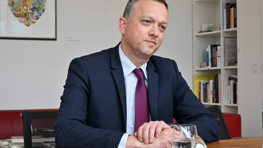 Der CEO der Airbus Helicopters Deutschland GmbH, Stefan Thomé, während des Gesprächs mit Staatsminister Dr. Florian Herrmann in der Staatskanzlei.