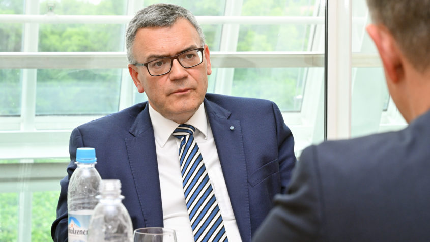 Staatsminister Dr. Florian Herrmann: "Airbus Helicopters ist ein europäischer Luft- und Raumfahrtkonzern mit zentraler Bedeutung für die Verteidigungsfähigkeit, Sicherheit und technologische Souveränität Europas. Airbus Helicopters Deutschland spielt eine Schlüsselrolle in der Forschung, Entwicklung, Produktion und Wartung von Hubschraubern für deutsche Behörden und die Bundeswehr."