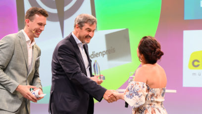 Ministerpräsident Dr. Markus Söder überreicht den BLM-Medienpreis in der Kategorie „Hörfunk – Beste Moderation“ an die Radiomoderatorin Larissa Lannert von Radio Charivari München.