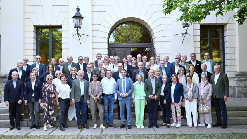Gruppenbild vor dem Prinz-Carl-Palais: Europaminister Eric Beißwenger mit der Delegation der Baden-Badener Unternehmergespräche.