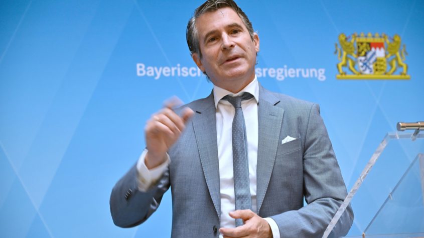 Europaminister Eric Beißwenger: "Zukunft wird aus Ideen gemacht: Die Baden-Badener Unternehmergespräche sind zum größten Netzwerk von Top-Entscheidern und Vordenkern in Deutschland geworden. In Bayern genau richtig: der Freistaat hat eine erfolgreiche Innovationsgeschichte und ist heute einer der führenden Industrie- und Hightech-Standorte. Dass der Freistaat heute ein Zentrum fast jeder Zukunftstechnologie ist, ist das Ergebnis gute Ideen und gezielten politischen Handelns."