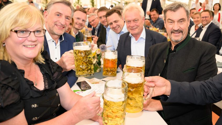 Die Kreisbäuerin des BBV-Kreisverbands Ansbach I, Christine Reitelshöfer (links), der BBV-Präsident Günther Felßner (2. von links), Bundeslandwirtschaftsminister Alois Rainer (2. von rechts) und Ministerpräsident Dr. Markus Söder (rechts).