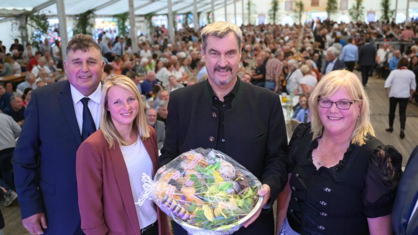 Gruppenbild nach der Übergabe eines Geschenkkorbs unter anderem mit dem Kreisobmann des BBV-Kreisverbands Ansbach I, Reinhold Meyer (links), Ministerpräsident Dr. Markus Söder (2. von rechts) und der Kreisbäuerin des BBV-Kreisverbands Ansbach I, Christine Reitelshöfer (rechts).
