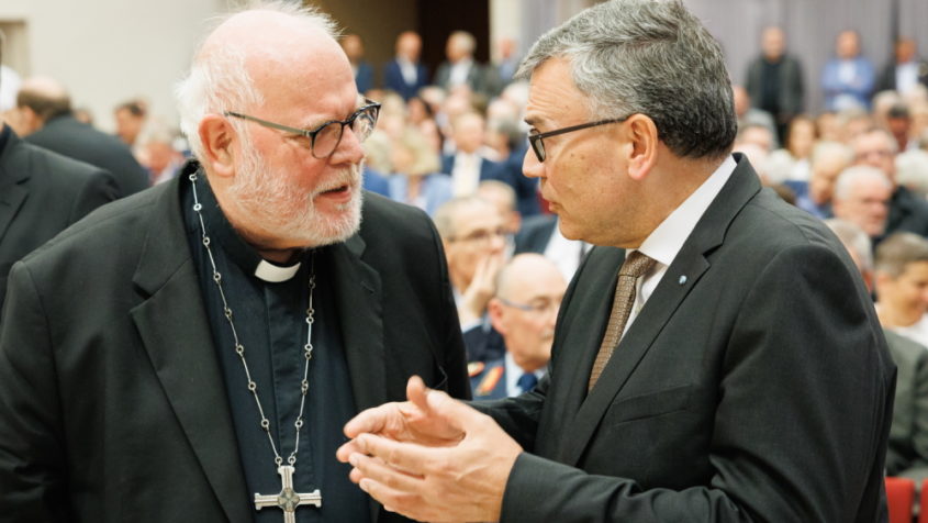 Kardinal Reinhard Marx (links) im Gespräch mit Staatsminister Dr. Florian Herrmann (rechts). © Erzbischöfliches Ordinariat München / Daniel Köberle