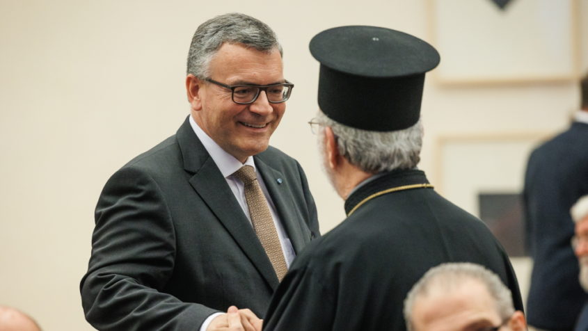 Staatsminister Dr. Florian Herrmann im Gespräch. © Erzbischöfliches Ordinariat München / Daniel Köberle