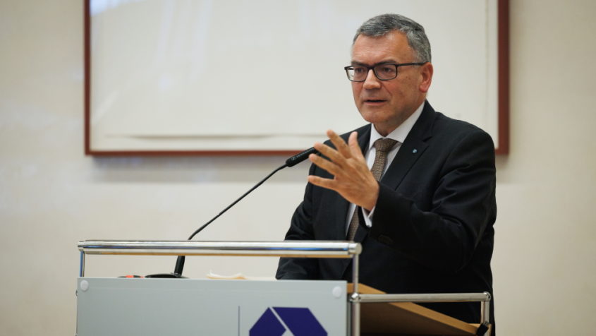 Staatsminister Dr. Florian Herrmann: "Der christlicher Glaube gehört zu Bayern: Christ sein heißt politisch sein. Der Jahresempfang der Erzdiözese München und Freising war hervorragender Anlass zu betonen, wie wichtig die christliche Prägung für Politik und Gemeinwesen ist. Bei existentiellen Fragen wie Lebensschutz und Menschenwürde ist sie unsere Leitschnur, zu der wir uns aus tiefer Überzeugung bekennen." © Erzbischöfliches Ordinariat München / Daniel Köberle