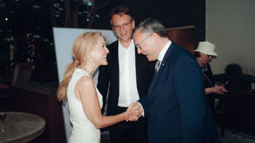 Medienminister Dr. Florian Herrmann (rechts) begrüßt Schauspielerin Gillian Anderson (links). © Joel Heyd / Filmfest München