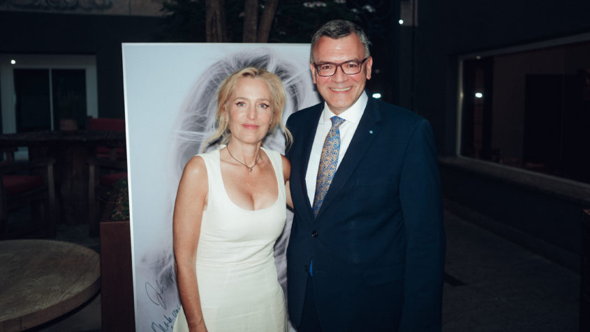 Schauspielerin Gillian Anderson (links) und Medienminister Dr. Florian Herrmann (rechts) zu Gast beim CineMerit Dinner in München. © Joel Heyd / Filmfest München
