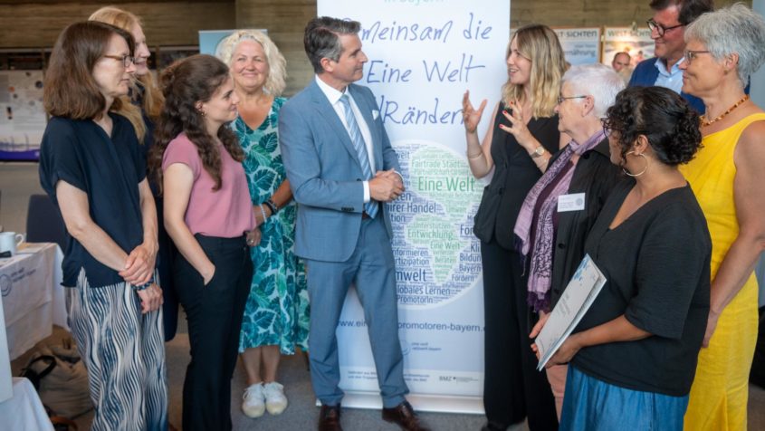 Bayerns Staatsminister für Internationales Eric Beißwenger zu Gast bei den bayerischen „Eine-Welt-Tagen“ 2025 im Kongress am Park in Augsburg.