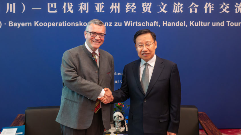 Staatsminister Dr. Florian Herrmann (links) und der Parteisekretär der Provinz Sichuan, Wang Xiaohui (rechts) zu Gast bei der „Kooperationskonferenz zu Wirtschaft, Handel, Kultur und Tourismus“ der Provinz Sichuan.