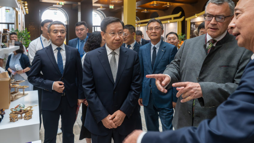 An der „Kooperationskonferenz zu Wirtschaft, Handel, Kultur und Tourismus“ nehmen auch Schlüsselunternehmen der deutsch-chinesischen Wirtschaftsbeziehungen sowie Vertreterinnen und Vertreter von Handelskammern und Branchenverbänden teil.