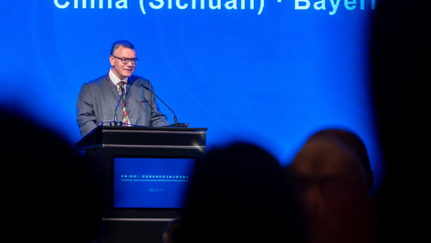 Auf der „Kooperationskonferenz zu Wirtschaft, Handel, Kultur und Tourismus“ der Provinz Sichuan in München hält Staatsminister Dr. Florian Herrmann eine Rede.